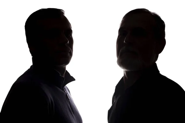 Gezicht portret oude vader en volwassen zoon tegenover - silhouet, fa — Stockfoto