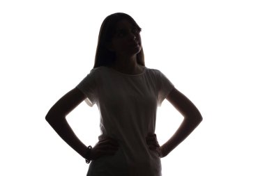 Genç kız ayağa kalkar ve el ele tutuşur - siluet