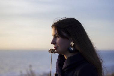 Kız demiryolunda çiçeklerle yürüyor - seyahat, yaşam tarzı, aşk