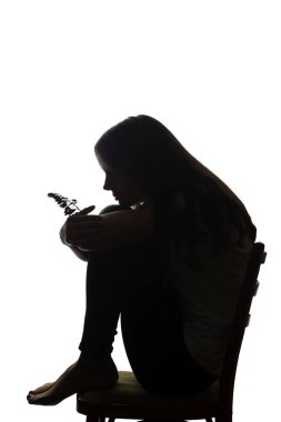 Elinde çiçek konsepti ve sembolü olan güzel bir genç kızın portresi. Siluet, izole edilmiş.