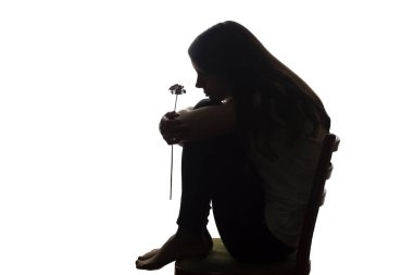 Elinde çiçek konsepti ve sembolü olan güzel bir genç kızın portresi. Siluet, izole edilmiş.