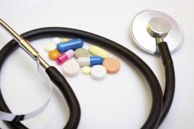 Arkaplan tıbbı steteskopu haplarla karantina sırasında gribe karşı koruma, koronavirüs, kovid19