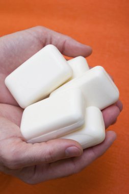 Ellerinde bir yığın sabun var. Karantina sırasında grip, koronavirüs, kovid19.