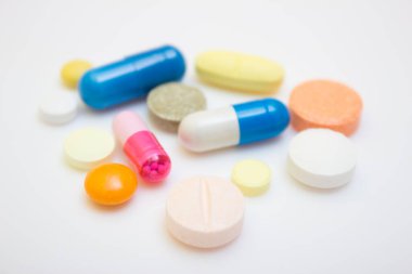 Beyaz bir zemin üzerinde birçok tablet ve kapsül - karantina sırasında gribe karşı koruma, koronavirüs, covid19