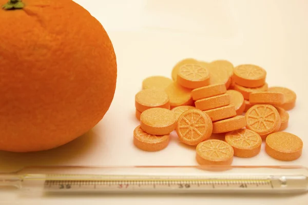 Rtuťový Teploměr Tabletami Pomerančem Bílém Pozadí Vitamin Ochrana Proti Chřipce — Stock fotografie