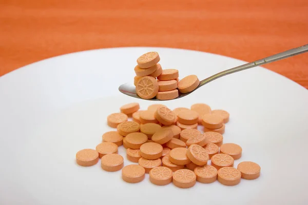 Mnoho Tablet Oranžový Vitamin Bílém Pozadí Ochrana Proti Chřipce Během — Stock fotografie