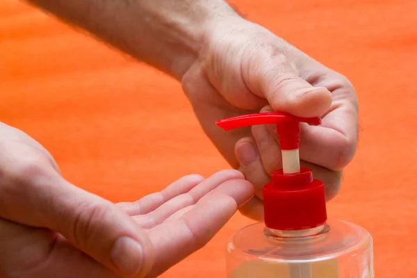 Mani Maschili Con Dispenser Sapone Liquido Antisettici Base Alcol Lavaggio — Foto Stock