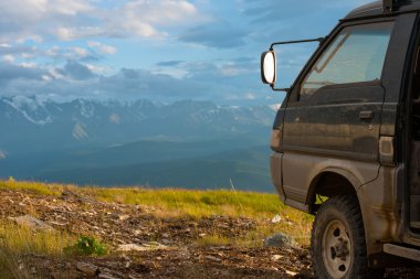 Offroad araba konsepti ile dağlar. Tekerlek yakın çekim.