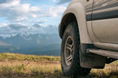Offroad araba konsepti ile dağlar. Tekerlek yakın çekim.