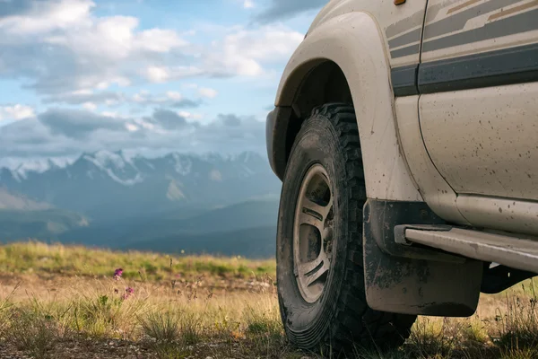 Offroad araba konsepti ile dağlar. Tekerlek yakın çekim.