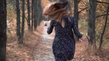 Parlayan güneş orman içinden çalışan güzel genç kadın