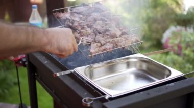 adam et ızgara, Barbekü hedik çeker