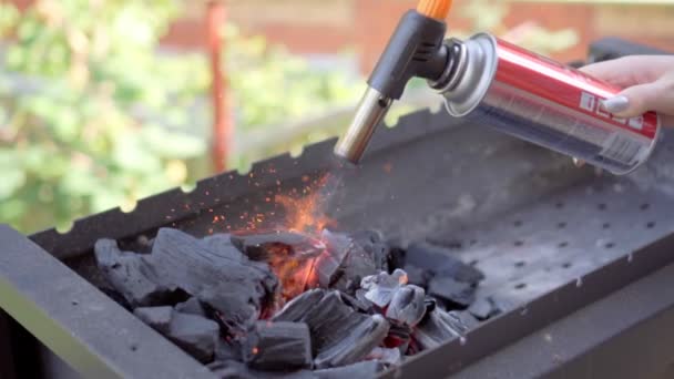 Holz in einem Kohlenbecken verbrennen. Feuer, Flammen. Grill oder Grill. slo-mo. — Stockvideo