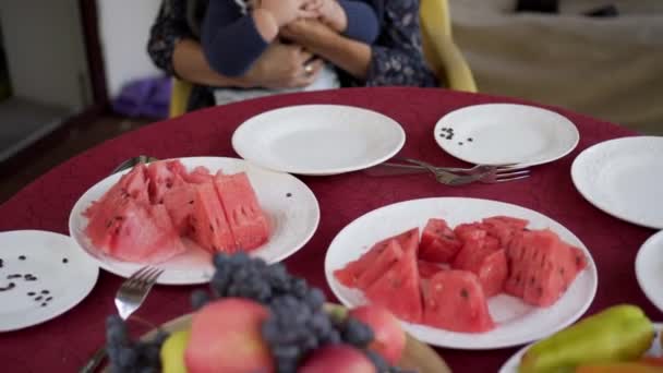 Le bébé mange une pomme sur les mains de sa mère. Fruits fond . — Video