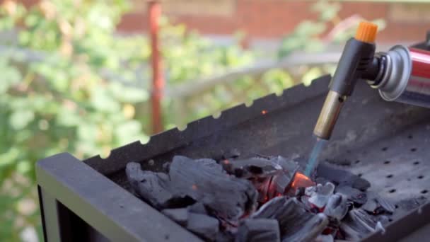 Het verbranden van hout in een brazier. Brand, vlammen. Grill of barbecue. Slo-mo. — Stockvideo