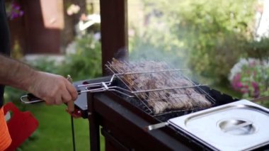 Adam adet saygısız mangal, domuz eti ızgara.