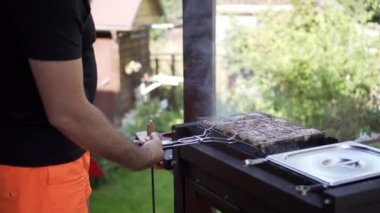 Adam adet saygısız mangal, domuz eti ızgara.