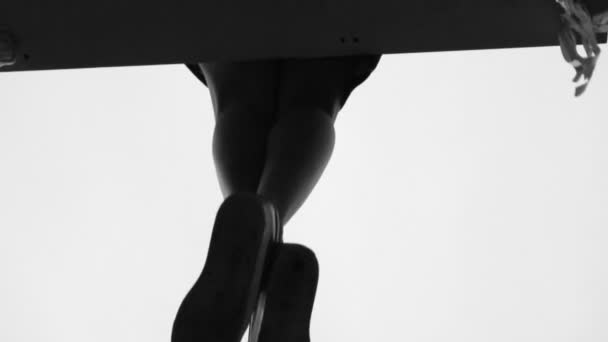 Meisje swingen. Slow-motion. Silhouet van de poten in de lucht. — Stockvideo