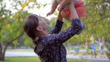 Anne bebek oğlu atma. Gülüyorlar. Ağır çekimde park.
