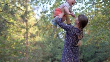 Anne bebek oğlu atma. Gülüyorlar. Ağır çekimde park.