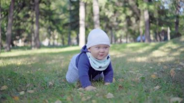 parkta çim üzerinde sürünerek bebek.