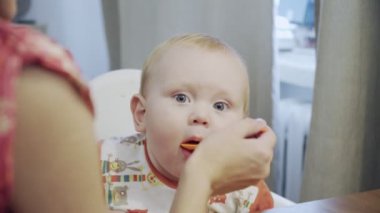 Besleme bebek anne ev mutfak masasında kaşık ile