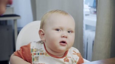 Besleme bebek anne ev mutfak masasında kaşık ile