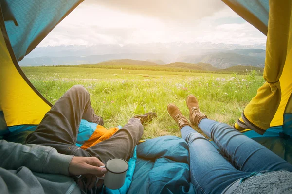 Két ember fekvő sátor, kilátással a hegyekre. Altay, Oroszország. — Stock Fotó