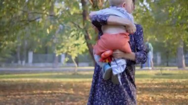 Onu bir çocuk ile anne etrafa ve oyuncak ile oyun silah. Kamera etrafında sinekler. Paralaks.