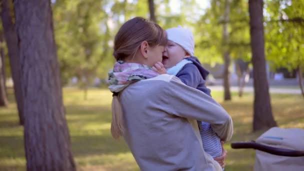 Maminka se svým synem v náručí, objímání. — Stock video