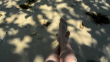 İlk kişiden görüntüleyin. Kız salıncakta sallanan. Bacaklar yakın çekim.