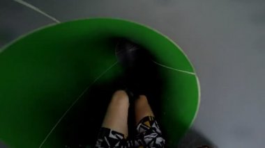 Zevk üstünde su kaydırağı aqua Park. Hemen bacaklarını açıp yeşil su kaydırağı.