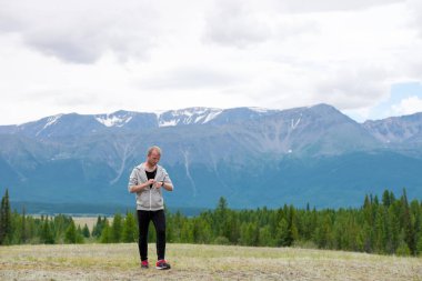 Adam akıllı bir saat Dağları'nın çalışma sırasında kullanır.