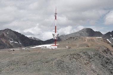 Hücresel kule dağın zirvesinde. 3000 metre yüksekliği. Altay, Rusya Federasyonu.