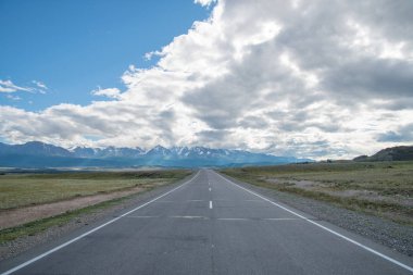 Uzun asfalt yol. Ufuk dağlarda.