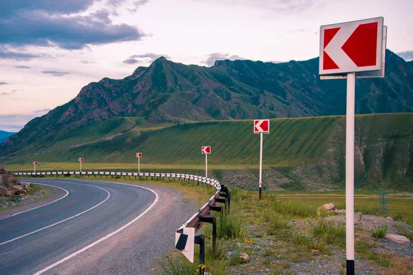 Manzara. Yolun dağlarda sola dönüyor. Kırılma devam.