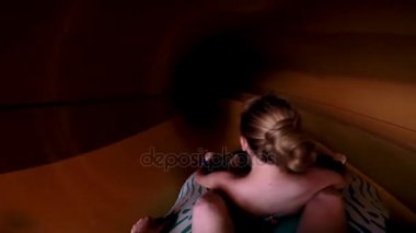 Mutlu bir adam ve kadın su kaydırağı sürme. Yaz tatili sırasında su Park resort doğum eğleniyor insanlar