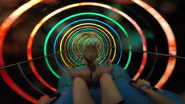 Descendez par toboggan aquatique dans le parc aquatique. Voyage amusant à l'intérieur du tube multicolore au parc aquatique filmé sur caméra d'action. Mouvement lent . — Video