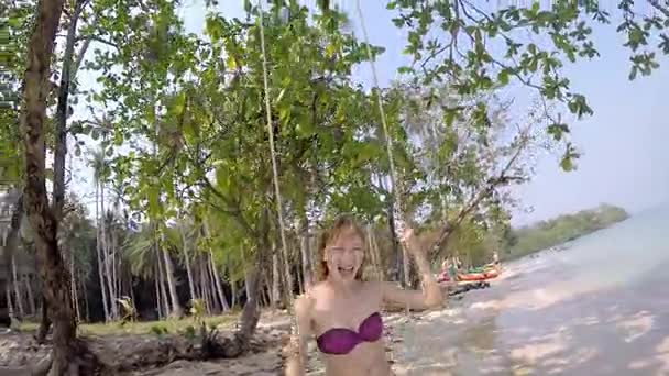 Fille jouer le swing sur la plage . — Video