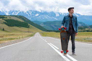 Onun longboard kaykay üzerinde dağ yolu yanında poz Longboarder.
