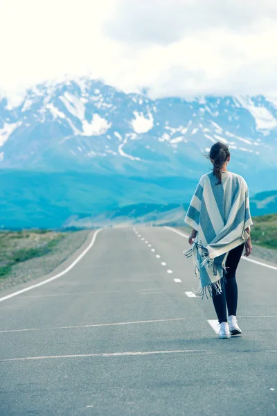 Yol yürüyüş güzel yalnız kız. Uzaktan, dağlar. Altay, Rusya Federasyonu.