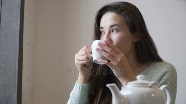 Güzel kız bir kafede çay içme