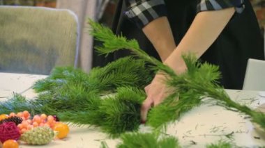 Bir Noel çelenk süsleri ile oluşturma. Yakın çekim.