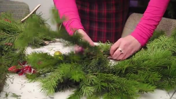 Créer une couronne de Noël avec des décorations. Gros plan . — Video