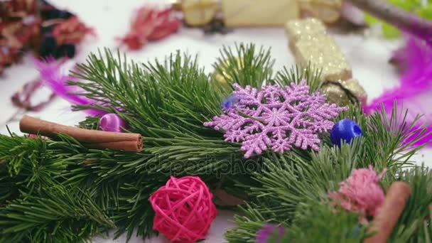 Crear una corona de Navidad con decoraciones. Primer plano . — Vídeos de Stock