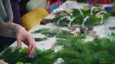 Bir Noel çelenk süsleri ile oluşturma. Yakın çekim.