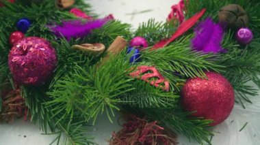 Bir Noel çelenk süsleri ile oluşturma. Yakın çekim.