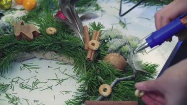 Bir Noel çelenk süsleri ile oluşturma. Yakın çekim.