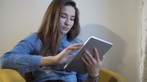 Mujer que utiliza la pantalla táctil de la tableta en la cafetería . — Vídeos de Stock