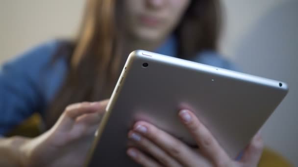 Mujer usando la pantalla táctil de la tableta en la cafetería. Primer plano . — Vídeos de Stock